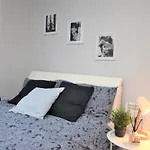 Lovely Apartment Close To The Town Centre & Train Station