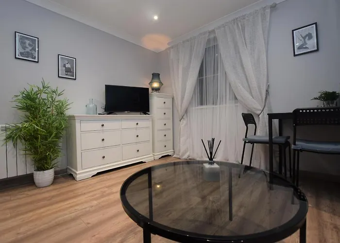 Lovely Apartment Close To The Town Centre & Train Station