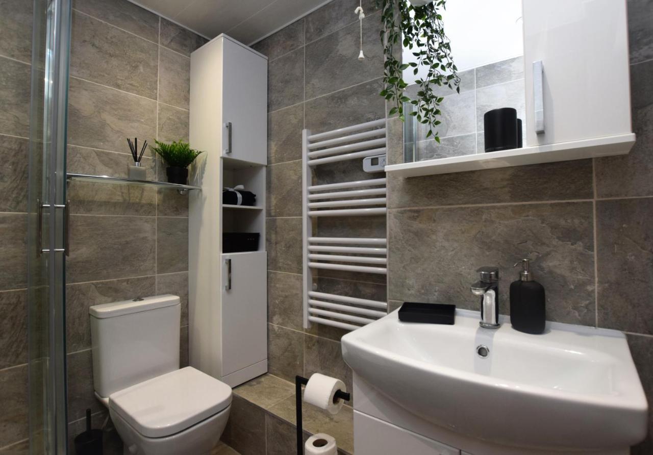 Lovely Close To The Town Centre & Train Station Northampton