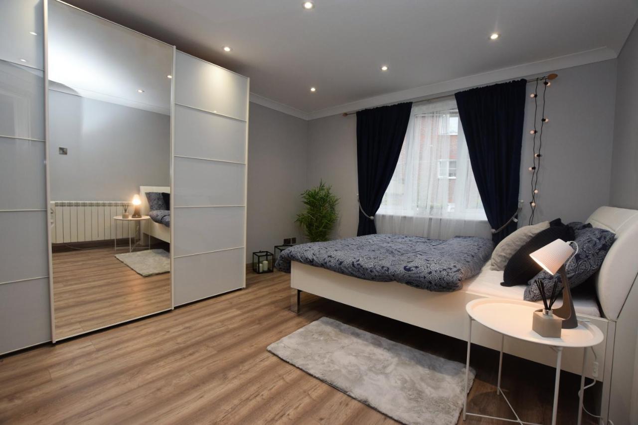Lovely Close To The Town Centre & Train Station Northampton